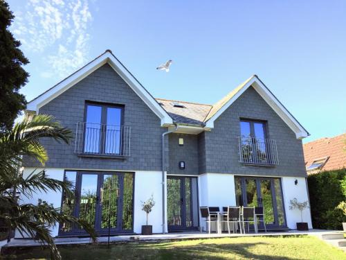 Maenporth House | No.10 Falmouth - 2 minutes walk to the beach