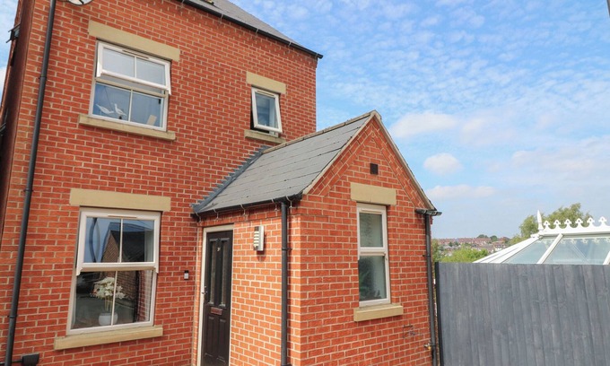 Ashbourne Cottage | NO 39, pet friendly, with a garden in Ashbourne