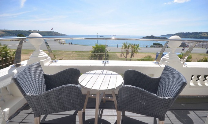 Plymouth Apartment | No 4 1 Elliot Terrace Luxury large designer apartment with stunning sea views over Hoe and Plymouth