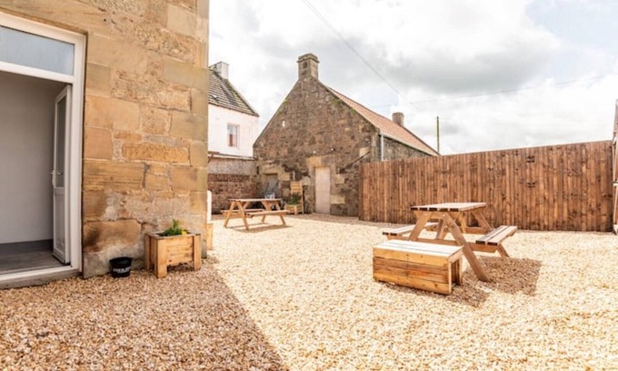 Leuchars House | No 67 Leuchars (Nr St Andrews) Free Parking - Pet Friendly