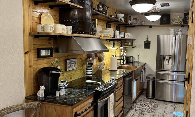 Huntsville Apartment | No chores!/8 guests/⬇️stairs/🦮🐈/WI-FI/Jacuzzi/easy access