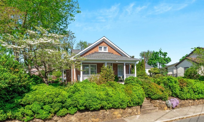 Martha Jefferson House | NO CLEANING FEE, Off Street Parking, walk to restaurants, breweries, shops