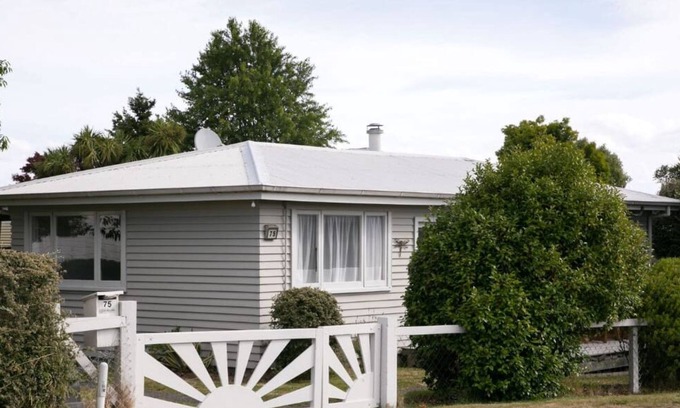 Taupo House | *No Service Fee* Central - Walk to Town and Lake!