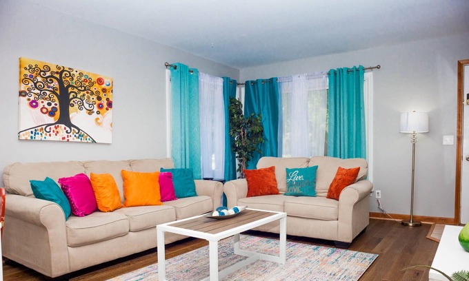 Boulder Hill House | No Stairs PetFriendly Big Fenced Yard 3 bedroom single family home Disney+
