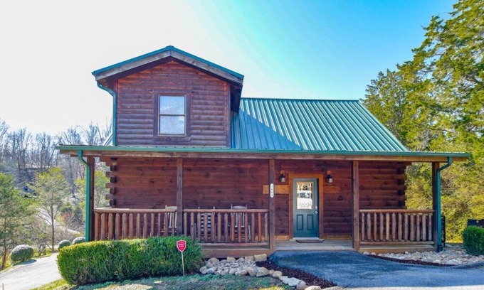 Sevierville Cabin | No Steep Roads & Dynamite location! 2 miles from Parkway & 5 miles to Dollywood.