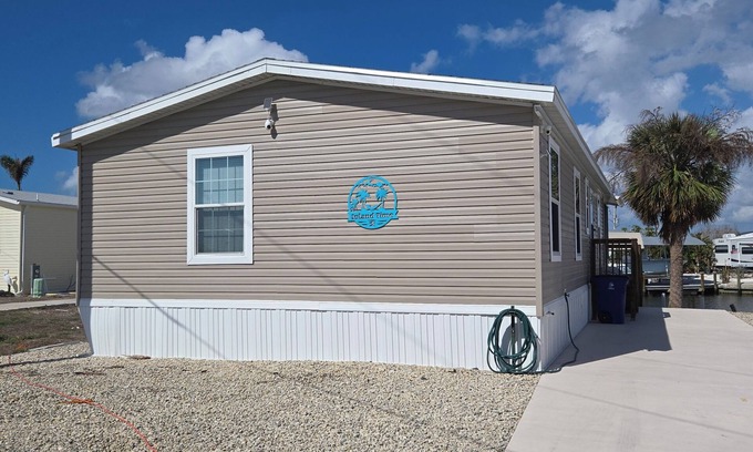 Saint James City House | (NO STORM DAMAGE AVAILABLE FOR IMMEDIATE RENTAL) BEAUTIFUL GULF ACCESS HOME .