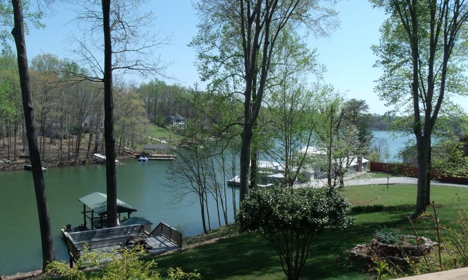 Moneta House | No Wake Cove, Three Kayaks, Fast wifi, 2 King 2 Queen 2 Kids Bungalows, Game Rm