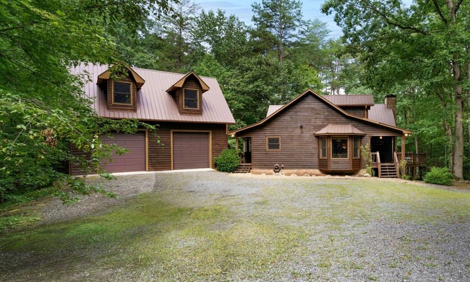 Morganton Cabin | Noble Crest – Luxe Lodge, Game Haven, Large Backyard, Deck & Starry Night Views