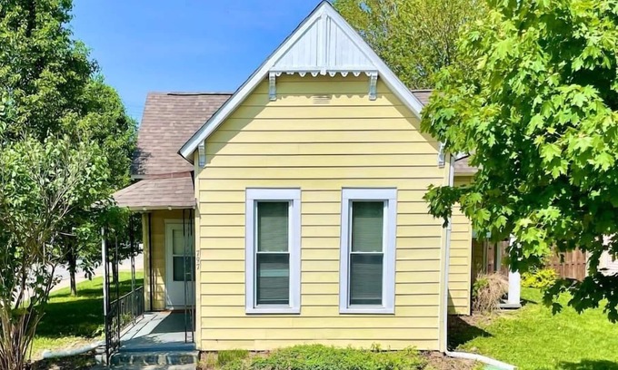 Noblesville House | Noblesville Spacious Home, Fully Fenced Backyard!