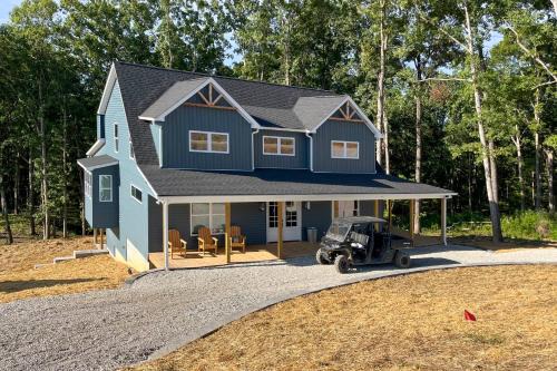 Clarkson House | Nolin Lake Family Retreat Deck, Fire Pit and Games!