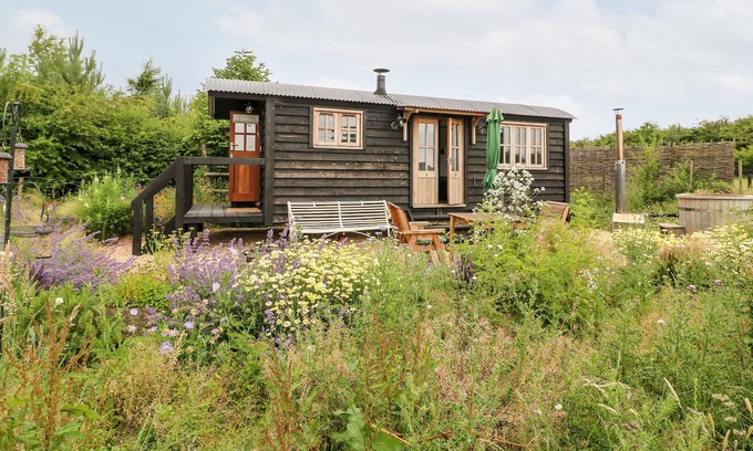 Gumley Cottage | NOMAD (SHEPHERDS HUT, pet friendly, with hot tub in Kibworth