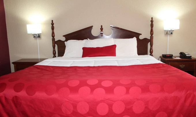 Perry House | Non-Smoking King Room at FairBridge Inn Express Perry, Pets Allowed!
