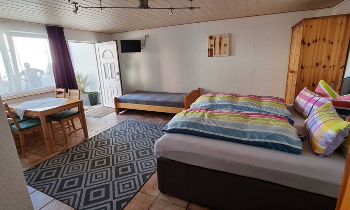 Rust Apartment | Non-smoking multi-bed room with shower and WC - Gästehaus Gravell