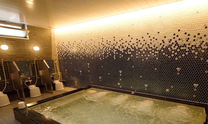 Matsuyama House | Nonsmoking East Building Twin Shower booth / Matsuyama Ehime