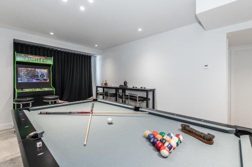 La Conception Ski Chalet | Nordic Lodge Tremblant -5 Bdrs,hot Tub,pool Table