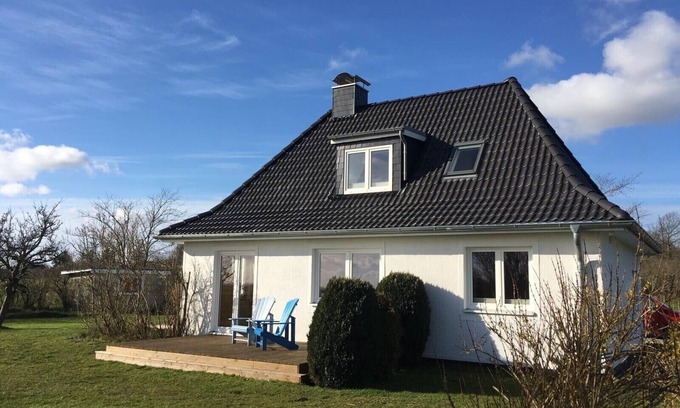 Wobbenbull House | Nordseeblick holiday home in a secluded location with sea views and dog