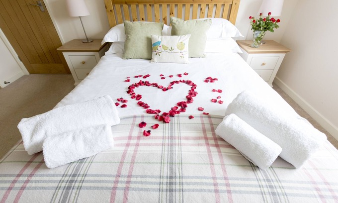 East Dereham Apartment | Norfolk country retreat for two with Pool, Sauna, Gym and Tennis Courts!