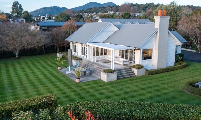 Waipahihi House | Norfolk House - touch of luxury, modern, spacious two storey villa, with spa pool, beautiful grounds