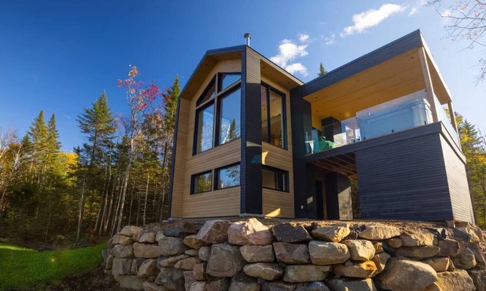 Lac Beauport House | NØRR - King Beds, Spa and Mountain Views