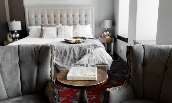 Logan Apartment | North Flat Luxury Suite - 450 Sq Ft Overlooking Center Street
