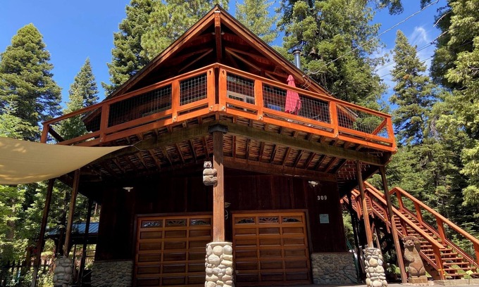 Tahoe Vista House | North Lake Tahoe, Mountain/Lake Views, Hot tub, Walk to Beaches, Vacation Rental