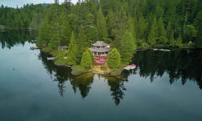 Egmont House | North Lake Waterfront Home