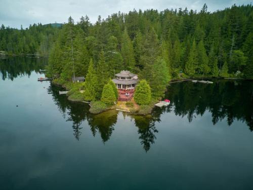 Egmont House | North Lake Waterfront Home