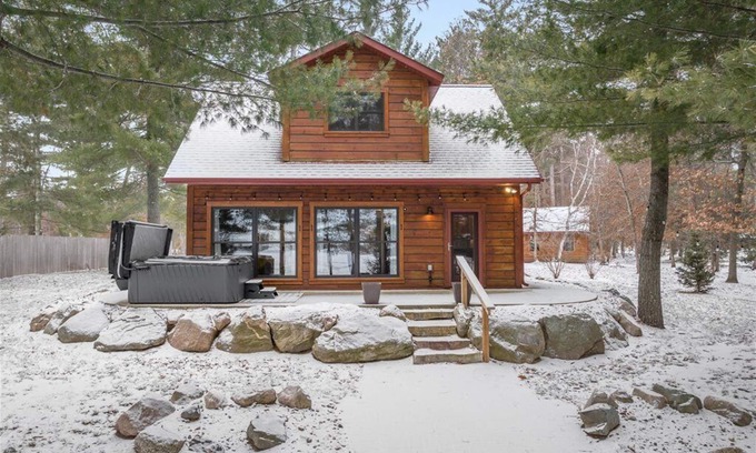 Breezy Point Cabin | North Loon-Charming|Kayaks|SUPs|Hot tub|Firepit