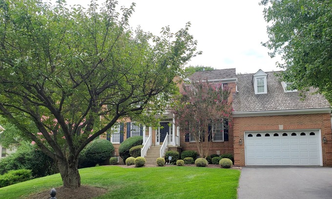 North Potomac House | North Potomac Charming 4-Bedroom Gem: Your Home Away from Home!