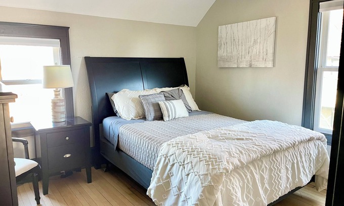 Two Harbors House | North Shore Escape 3 Queen Rooms, Walkable to Beach & Shops