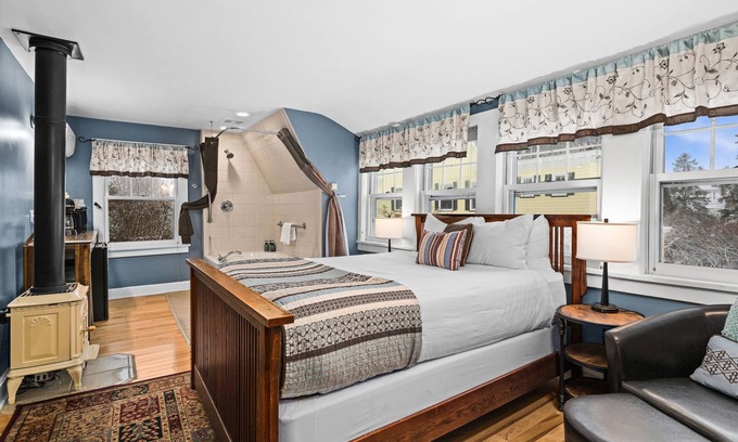 Duluth House | North Shore Suite | Jacuzzi & Sauna