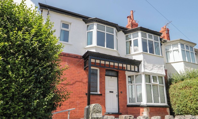 Rhos on Sea Apartment | NORTHCOTE, family friendly, country holiday cottage in Rhos-On-Sea