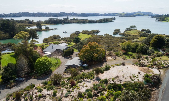 Kerikeri Cottage | Northern Lodge - cottage in a quiet rural setting, lush tropical gardens
