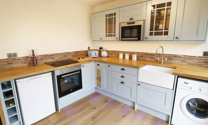 Newton Ferrers Cottage | NORTHLANDS COUNTRY COTTAGE WITH HOT TUB, with hot tub in Brixton