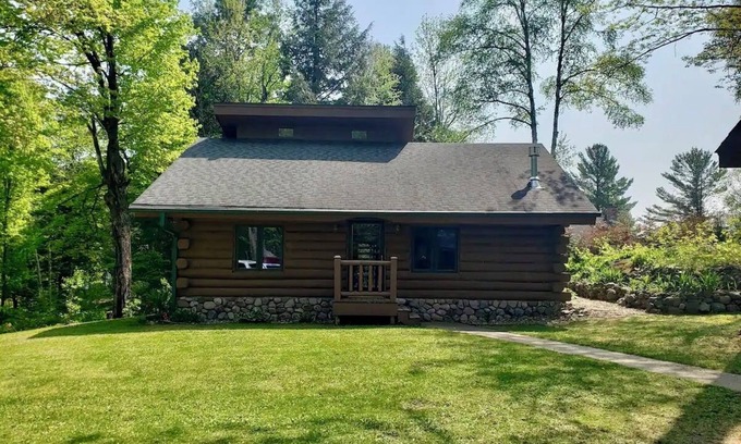 Deerbrook Cabin | Northwoods Cabin - UTV Trails, Hiking, Fishing, Wi-Fi, Firepit, King Beds