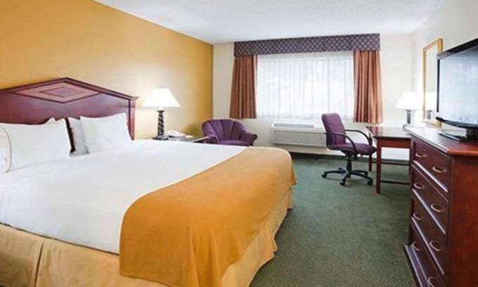 Eagan House | Norwood Inn Eagan - 1 King Suite with Spa Bath Oversized Non Smoking