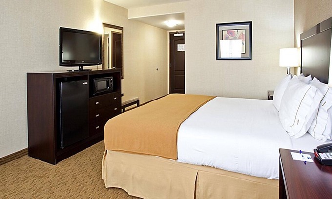 Eagan House | Norwood Inn Eagan - Luxury 1 King Jacuzzi with Sofa Bed Oversized Ns