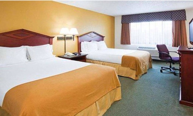 Eagan House | Norwood Inn Eagan -Luxury 2 King Bedroom Suite with Tub And Ktchnette