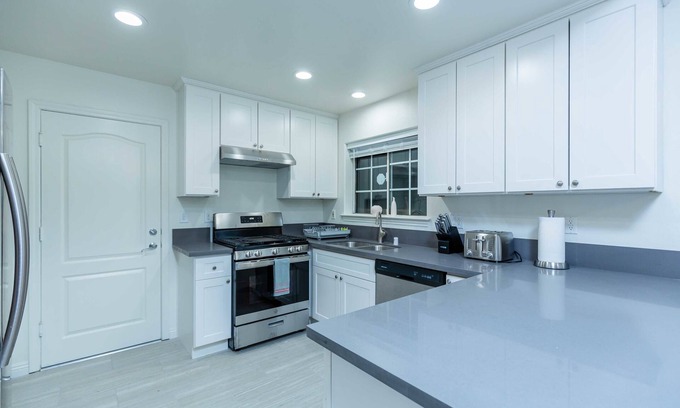 East Pasadena House | Not Affected by the Fire/elegant Pasadena Retreat Prime Comfort Awaits