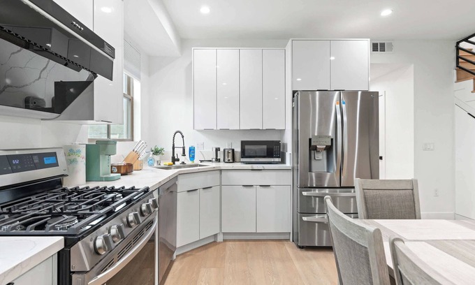 Pico-Union Apartment | Not affected by the fire/Modern Spacious Home with Parking & Fully Equipped Kitc