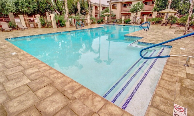 Maryvale Village Condo | Not Evolve - 2 KINGS, ground floor - Heated Pool & gas grill! Cardinals Stadium!