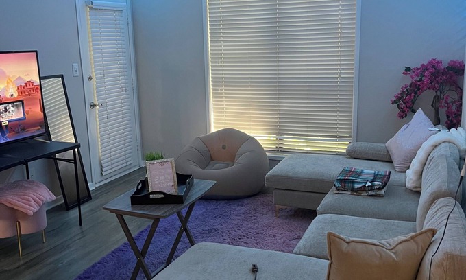 Sandy Springs Apartment | Not too far! 1-bedroom apartment in pleasant Atlanta with WiFi, AC