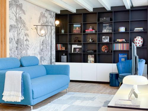 Como City Centre Apartment | Not Your Average Stay! Rock, Love & Lake House