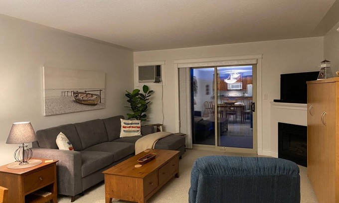 Ashton Creek Condo | nPoolside Condo at Beautiful Mabel Lake