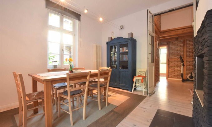 Rerik Apartment | Nr. 1 Fewo mit Kamin und Terrasse - Ferienwohnungen Alter Bahnhof mit Terrasse und Garten OFC 06