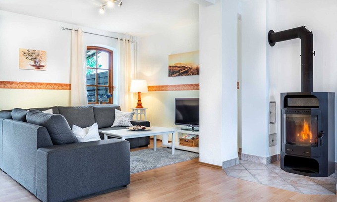 Steffenshagen Apartment | Nr. 2 - 4 Zimmer Ferienwohnung mit Kamin, Terrasse, Garten - Ostsee Bauernhof Schwalbennest OFC 15