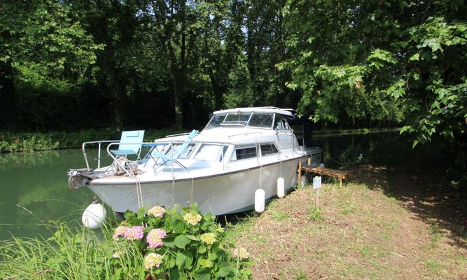 Meilhan-sur-Garonne Boat Rental | Nuit à quai sur notre vedette!