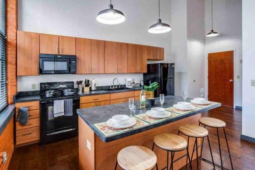 Rochester Apartment | NY Style Centric Loft with King Bed by Park av