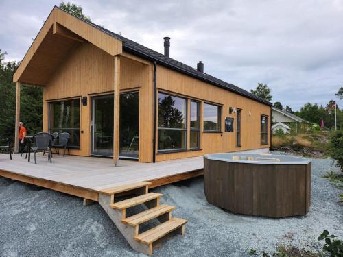 Leksvik House | Nyoppført hytte med badestamp