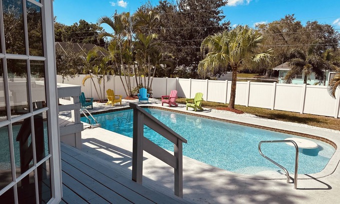 Whitfield House | nYour Perfect Westcoast Vacation Getawayn12 guests, Pool, A beautiful deck!
